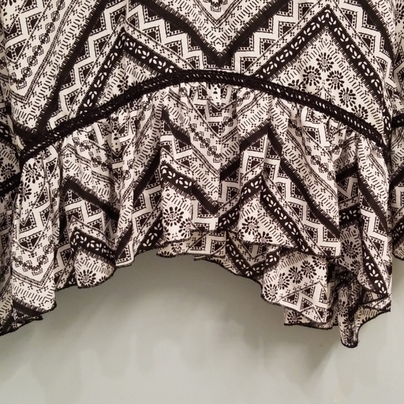 About A Girl Black and White Long Sleeve Top in L - Picture 5 of 8